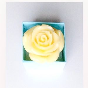 🆕 Cream Carved Lucite Flower Ring 7  NWT